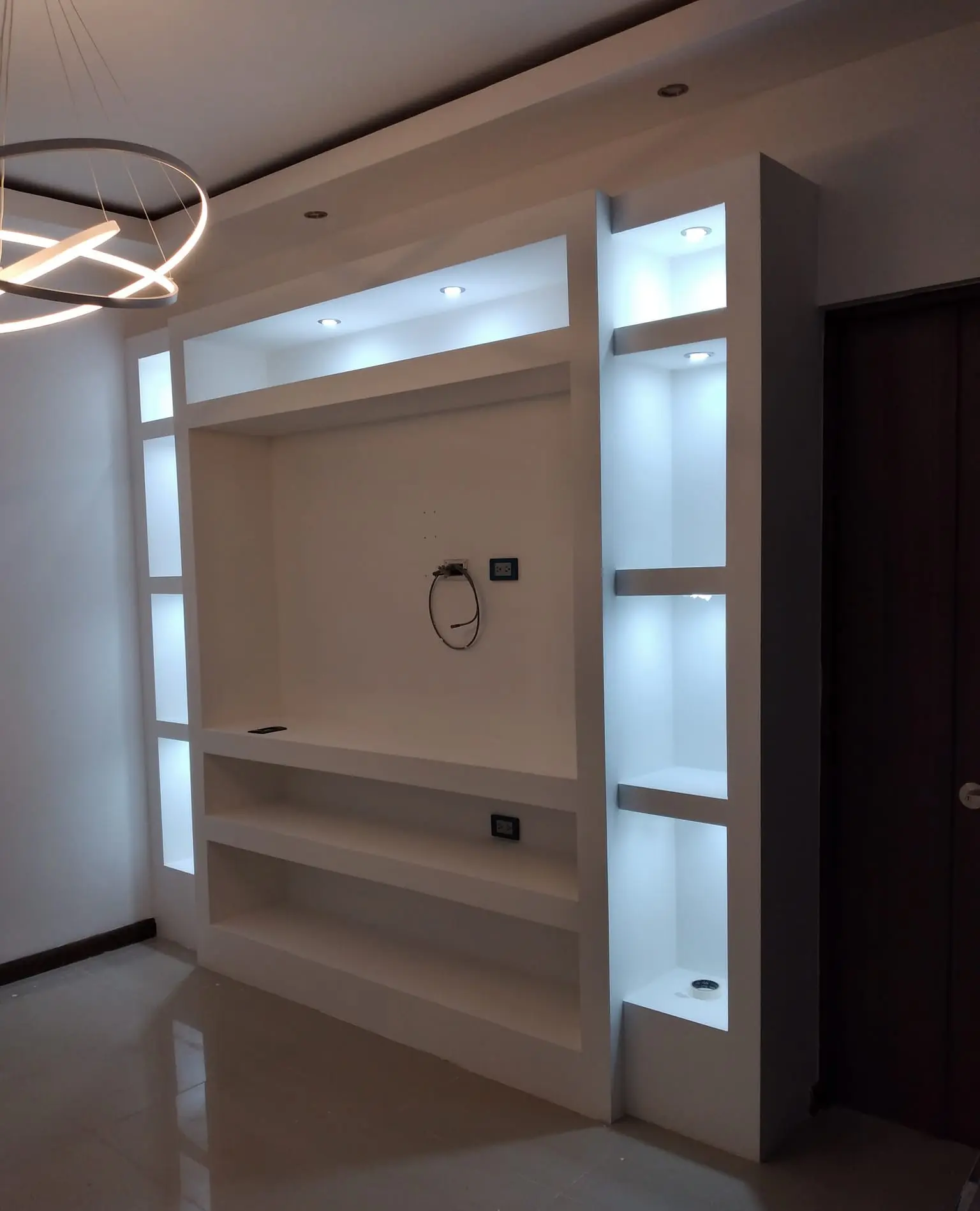 Centro de entretenimiento de obra en chirrak con repisas integradas