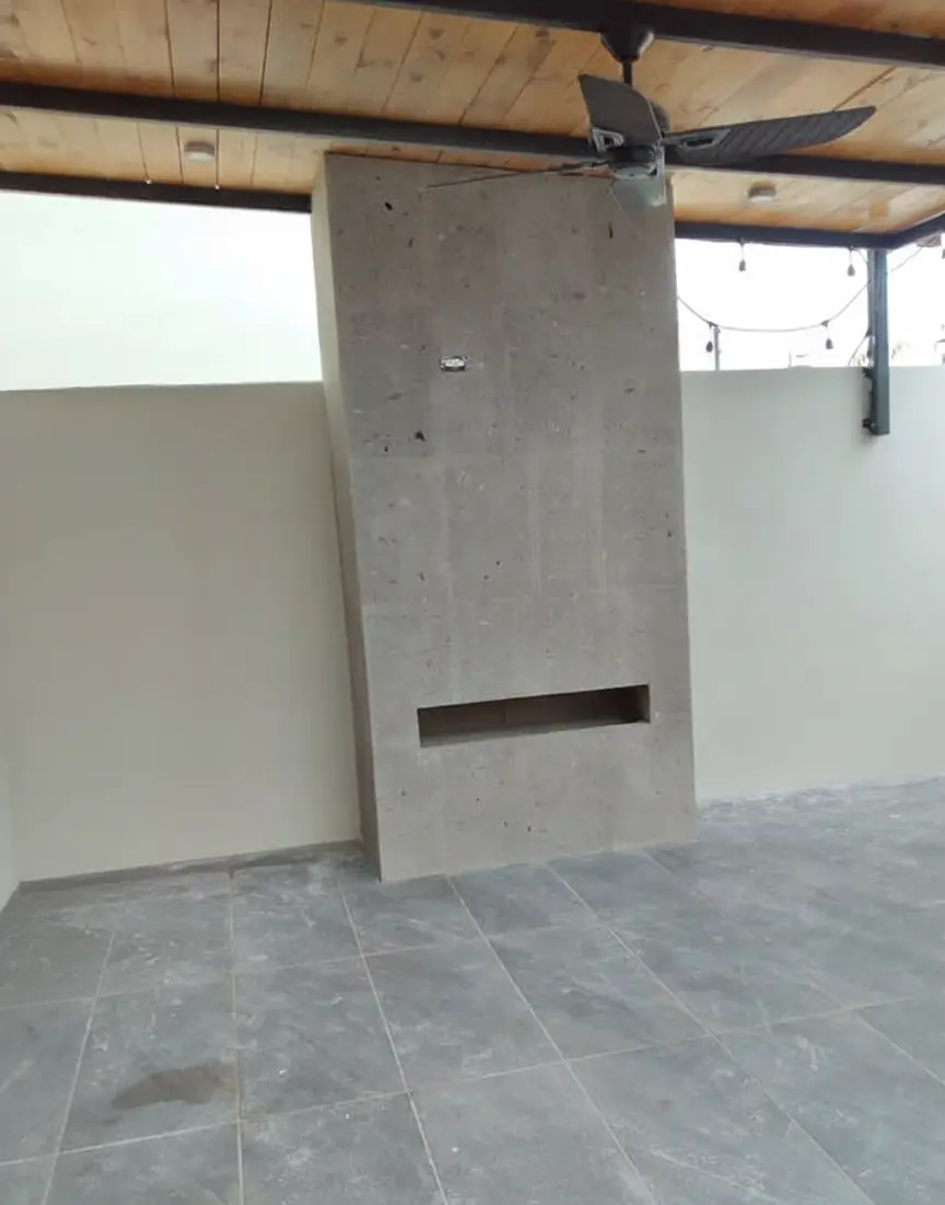 Chimenea decorativa de obra con acabado moderno