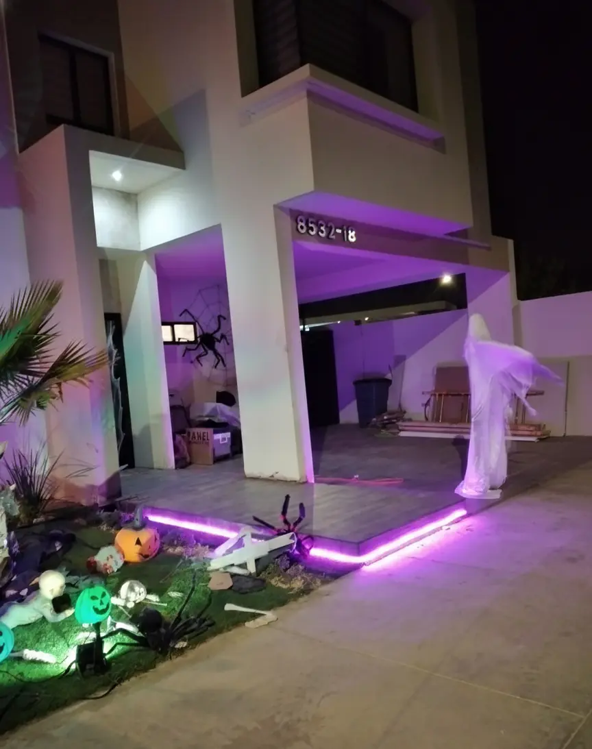 Entrada principal con iluminación LED integrada en proyecto residencial
